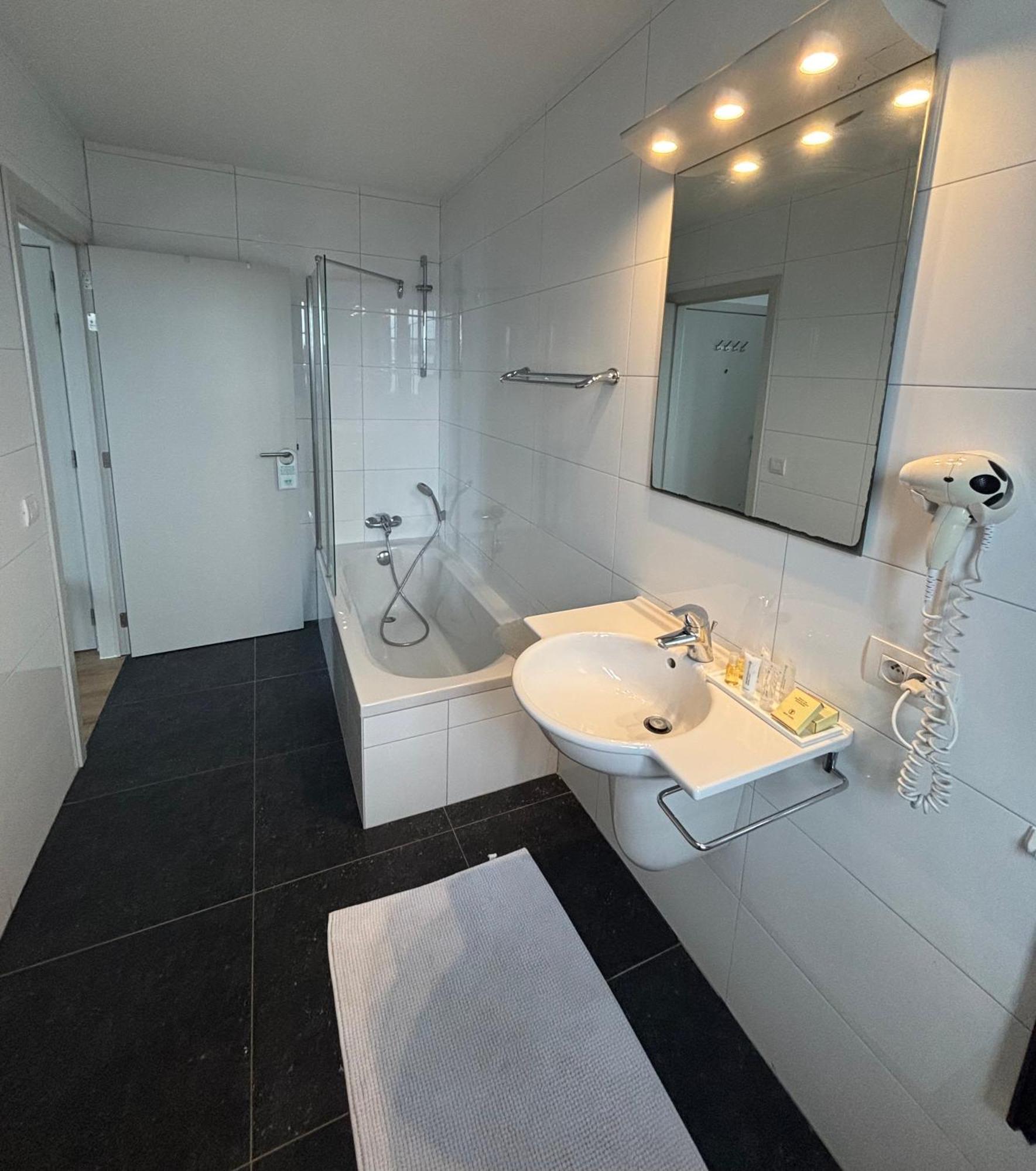 Hotel La Chaumiere Asse Luaran gambar